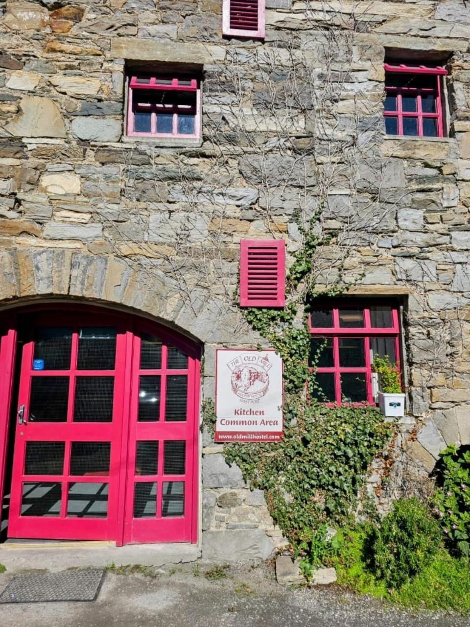 Old Mill Holiday Hostel Westport Exterior photo